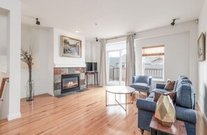 TV, fireplace - Lux 3-bedroom home retreat - close to Amazon, Google and Microsoft (Redmond)