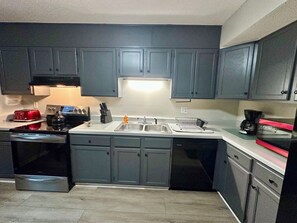 Een koelkast, een microgolfoven, een oven, een kookplaat