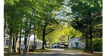 Extended Stay NE Hickory 2 Bed, 1.5 Bath, Workspace, Washer Dryer, Easy Commute