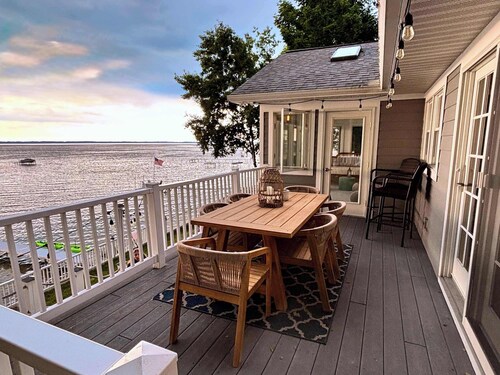 Spectacular Suttons Bay Stay - Game Room, Kayaks, Pizza Oven & More!