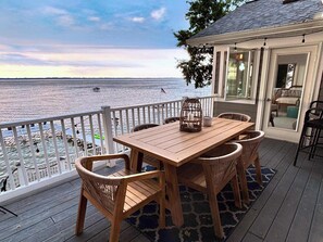 Outdoor dining - Spectacular Suttons Bay Stay - Game Room, Kayaks, Pizza Oven & More! (Suttons Bay)