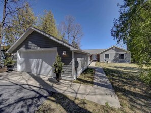 Exterior - Spectacular Suttons Bay Stay - Game Room, Kayaks, Pizza Oven & More! (Suttons Bay)