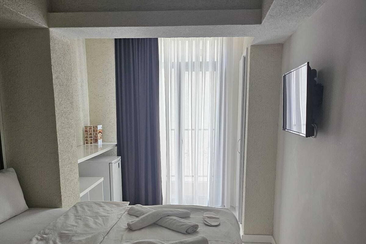 Egyptian cotton sheets, premium bedding, soundproofing