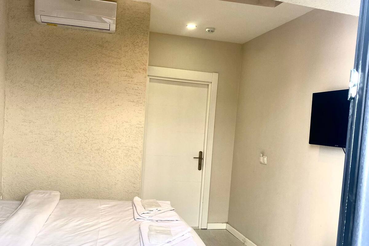 Economy Room | Bathroom | Shower, hair dryer, slippers, towels
