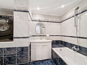 Haartrockner, Bidet, Handtücher