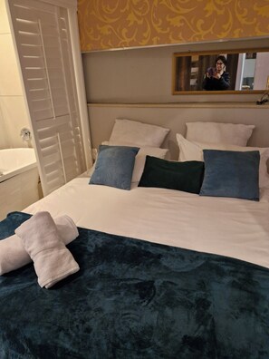 1 bedroom, iron/ironing board, internet, bed sheets