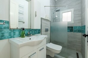 Douche, sèche-cheveux, serviettes fournies, savon