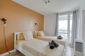 4 bedrooms, iron/ironing board, WiFi, bed sheets