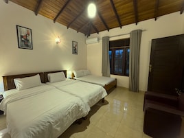 Quarto triplo família, várias camas, vista para a montanha | Roupas de cama de algodão egípcio, roupas de cama premium