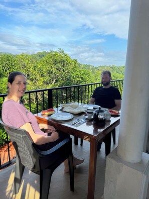 Comfort Room, 1 King Bed, Mountain View | Balcony view - Hideaway Homestay Kandy (Halloluwa)