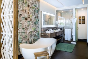 Jetted bath, hair dryer, bidet, towels