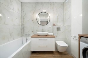 Douche, sèche-cheveux, serviettes fournies, shampoing