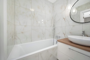 Dusche, Haartrockner, Handtücher, Shampoo