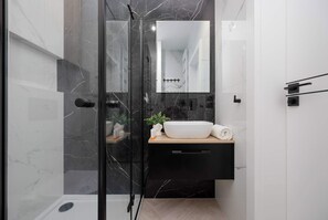 Shower, hair dryer, towels, shampoo