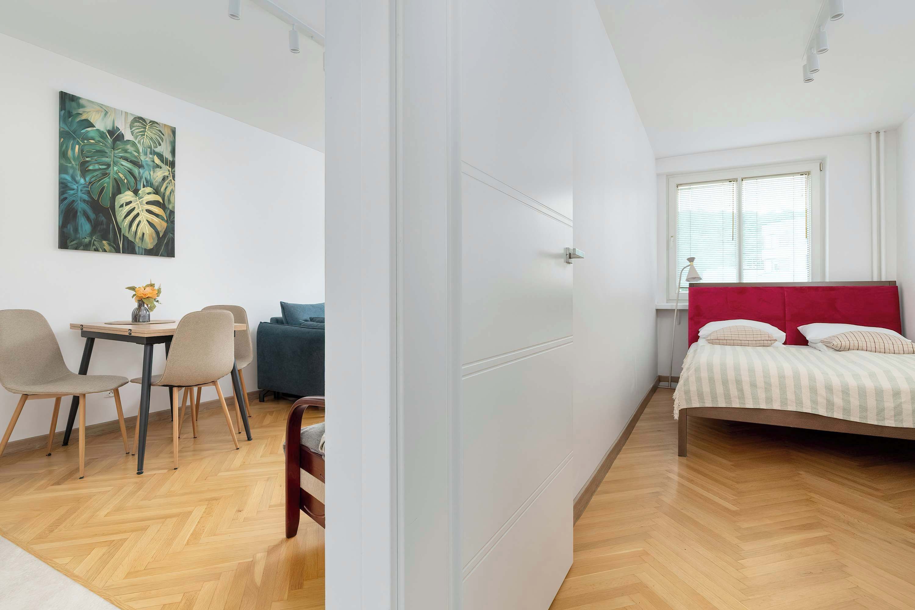 1 dormitorio, escritorio, tabla de planchar con plancha y cuna de viaje