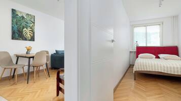 1 dormitorio, escritorio, tabla de planchar con plancha y cuna de viaje
