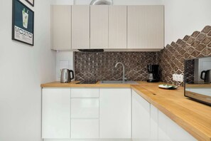 Réfrigérateur, four à micro-ondes, un four, surface de cuisson