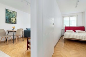 1 chambre, bureau, fer et planche à repasser, lit de bébé portatif