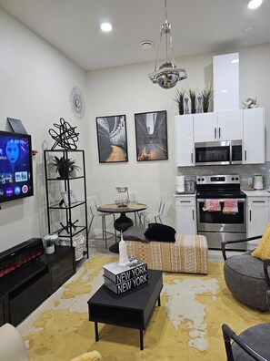 Living area - LUXURY LIVING, HAPPY VIBES L.L.H.V (Edmonton)