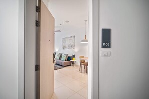 Ein modernes Interieur mit einer Couch, einem Esstisch und einer Lampe.