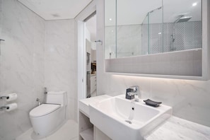 Douche, sèche-cheveux, serviettes fournies, shampoing