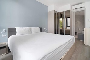 1 chambre, bureau, système d’insonorisation, fer et planche à repasser