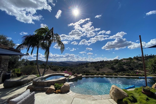 Una piscina al aire libre, una piscina climatizada