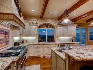 Fridge, microwave, oven, stovetop - NEW LISTING…Spectacular Fallbrook Custom Estate on 2 acres with incredible views (Fallbrook)