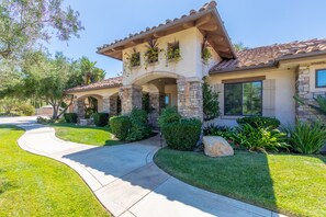Property grounds - NEW LISTING…Spectacular Fallbrook Custom Estate on 2 acres with incredible views (Fallbrook)
