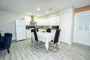 Dining - Spacious Home in CentralTampa near all attractions (Tampa)