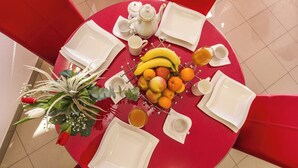 Dining - B apt w Terrace & sea View, 4 min Walk to Beach (Podstrana)