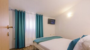 Iron/ironing board, free WiFi, bed sheets - B apt w Terrace & sea View, 4 min Walk to Beach (Podstrana)