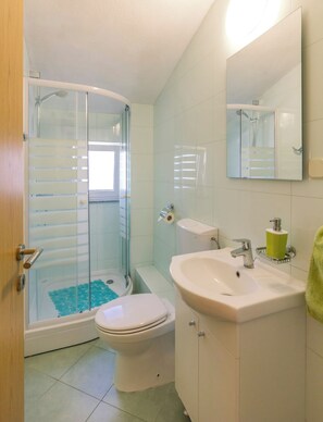Shower, deep soaking tub, hair dryer, towels - B apt w Terrace & sea View, 4 min Walk to Beach (Podstrana)
