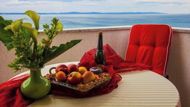 Outdoor dining - B apt w Terrace & sea View, 4 min Walk to Beach (Podstrana)