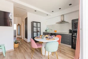 Refrigerador, microondas, parrilla de estufa y cafetera y tetera 