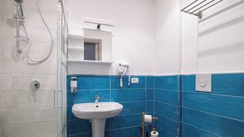 Doccia, asciugacapelli, asciugamani, sapone