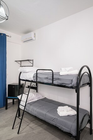1 bedroom, WiFi, bed sheets - Blue Dream - Quadruple room with private bathroom (Palermo)