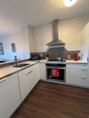 Micro-ondes, four, plaque de cuisson, lave-vaisselle