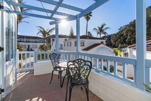 Outdoor dining - Sea Breeze - Orewa Oceanside Apartments (Orewa)