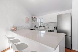 Réfrigérateur, four à micro-ondes, lave-vaisselle, cafetière-théière