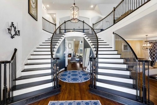 Luxurious and Spacious 5-bedroom house in fantastic Grand Prairie. King beds!