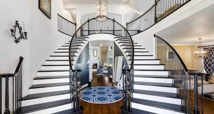 Luxurious and Spacious 5-bedroom house in fantastic Grand Prairie. King beds!