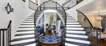 Luxurious and Spacious 5-bedroom house in fantastic Grand Prairie. King beds!