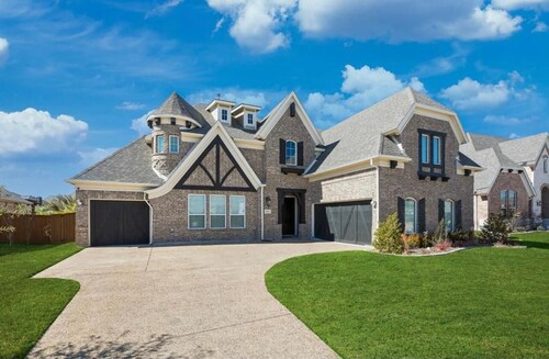 Luxurious and Spacious 5-bedroom house in fantastic Grand Prairie. King beds!
