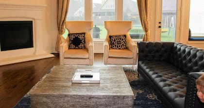 Luxurious and Spacious 5-bedroom house in fantastic Grand Prairie. King beds!