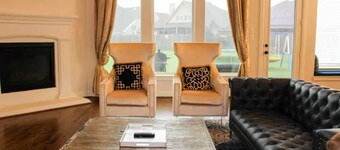 Luxurious and Spacious 5-bedroom house in fantastic Grand Prairie. King beds!