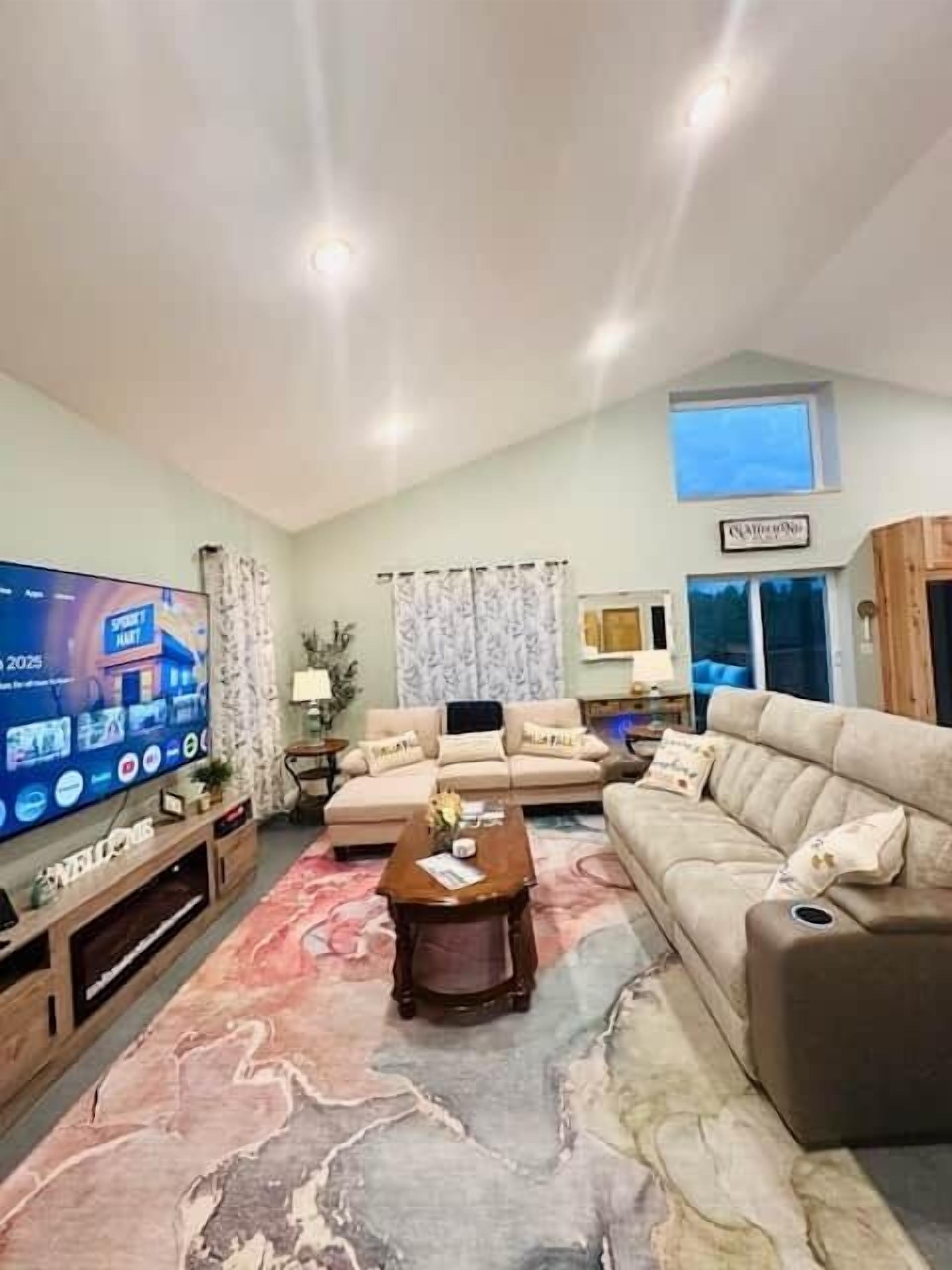 Smart TV, fireplace, books, stereo