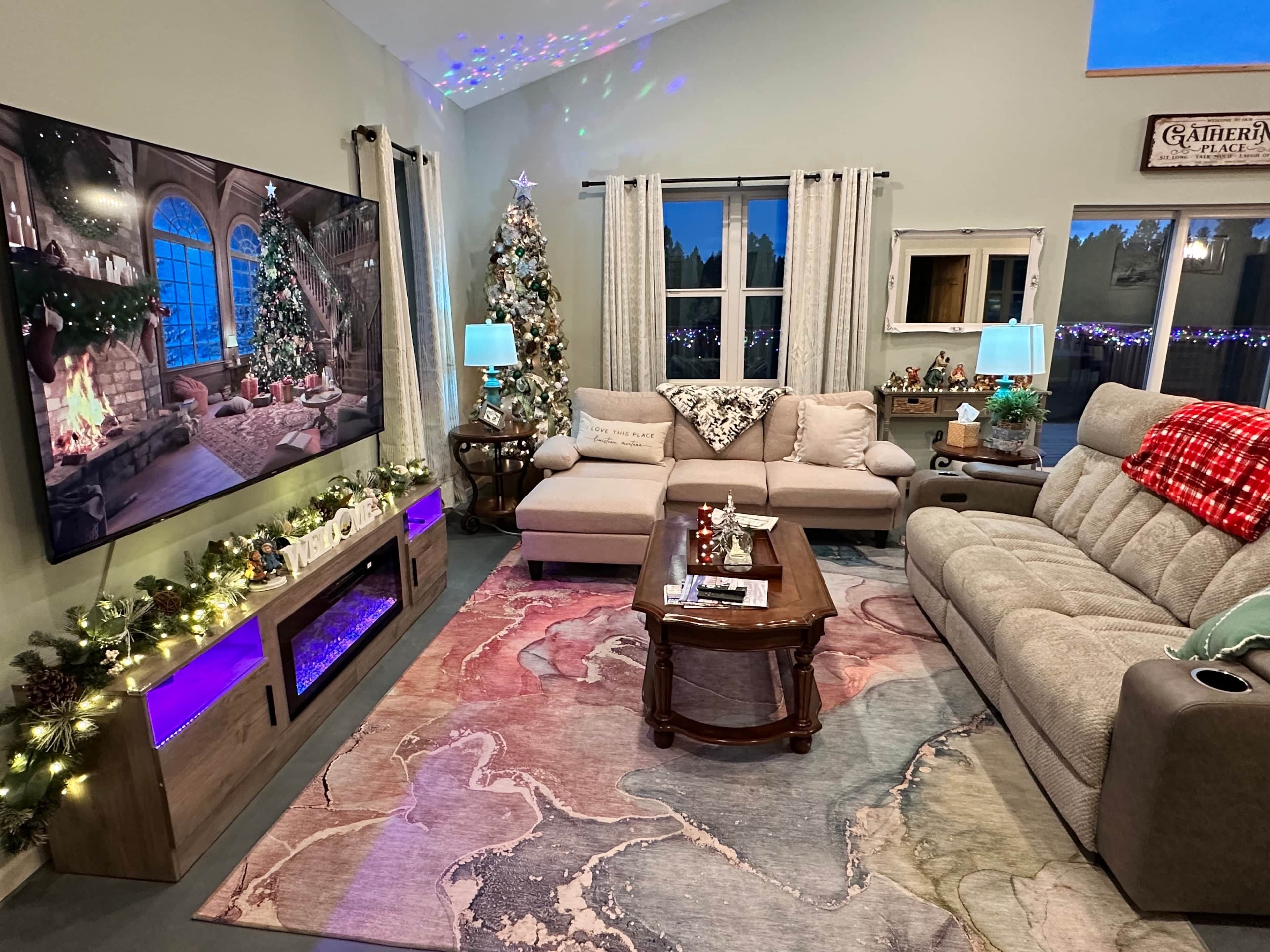 Smart-tv, een open haard, boeken en een stereo