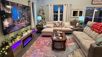 Smart-tv, een open haard, boeken en een stereo