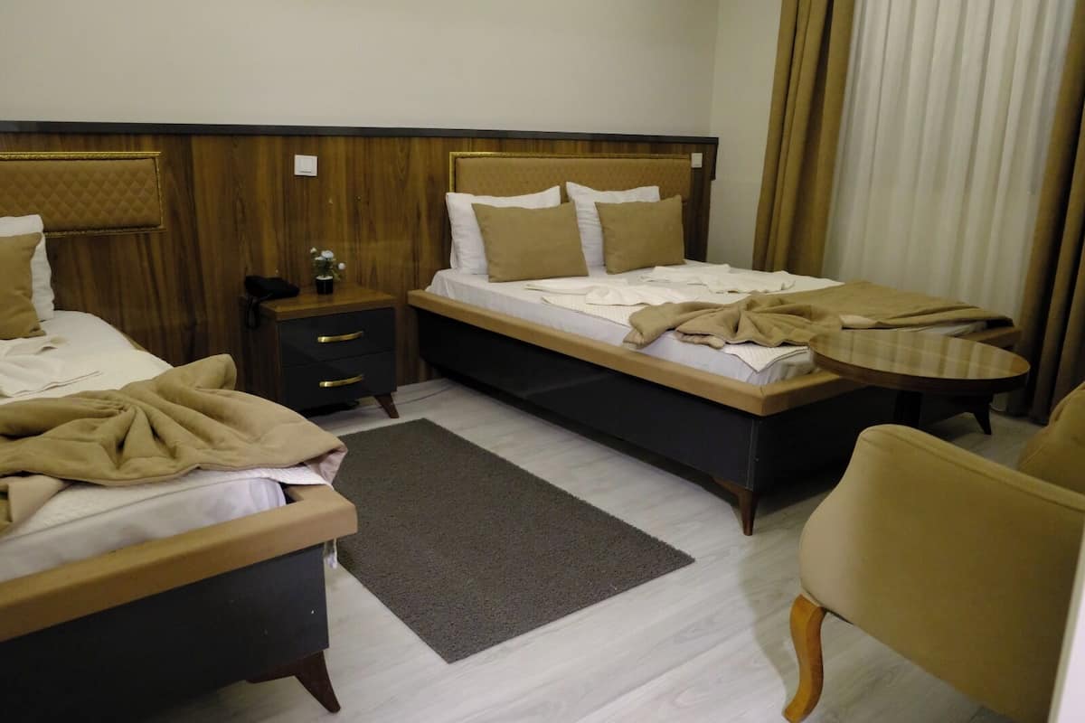 Quarto quádruplo família | Individualmente decorados, individualmente mobiliados, escrivaninha